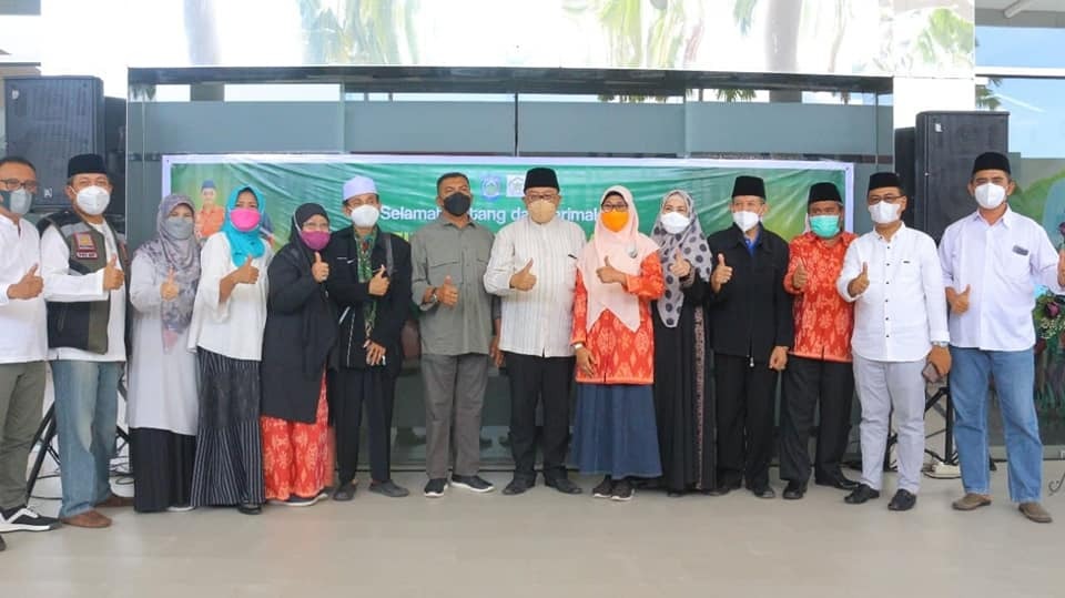 DIREKTUR DAMPINGI GUBERNUR NTB MENYAMBUT KEPULANGAN PARA KHAFILAH LOMBA STQ NASIONAL